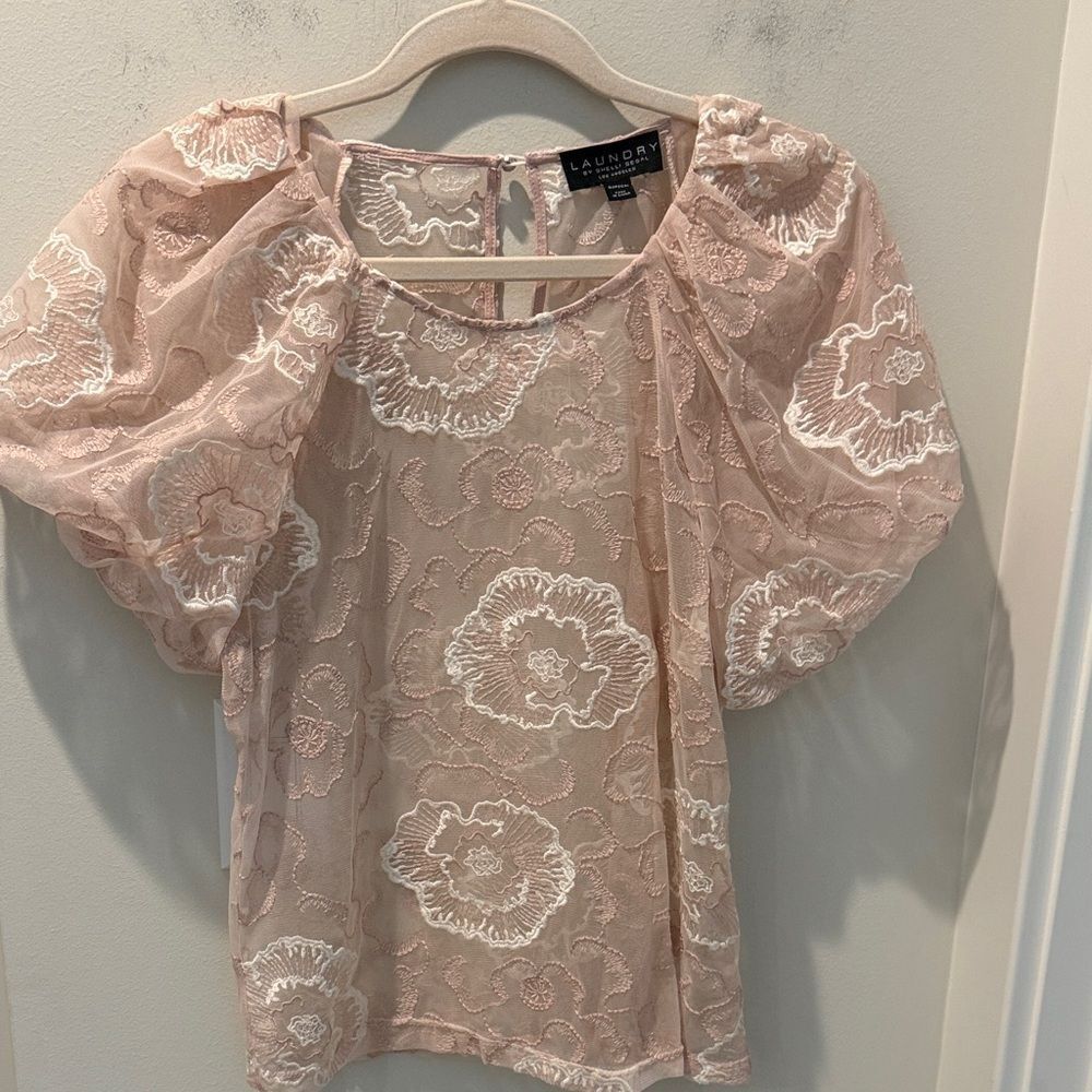 Laundry by Shelli Segal Blush Floral Lace Blouse with puff sleeves size Small